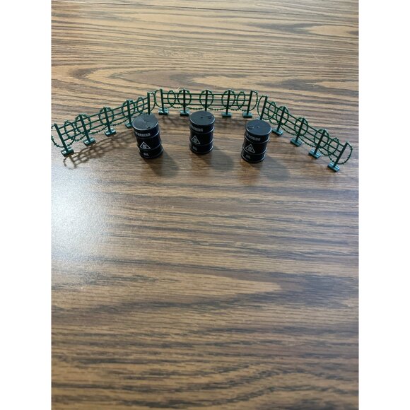 25 piece set toy Army men helicopter tank barrels fence and jets - Picture 4 of 8